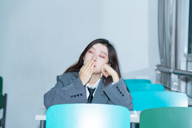 美女大学生上课教室内坐在椅子上心不在焉走神犯困疲倦匹配发呆愣神