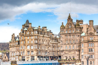 蓝天白云下的英国爱丁堡老城区建筑风光