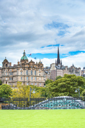 蓝天白云下的英国爱丁堡老城区建筑风光