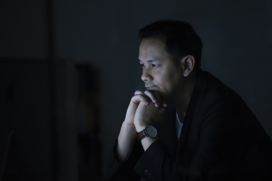 年轻亚洲商人在晚上工作