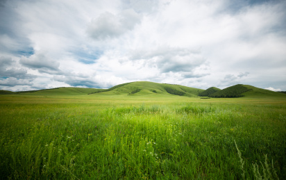 中国内蒙古自治区赤峰市乌兰布统草原低视角天空
