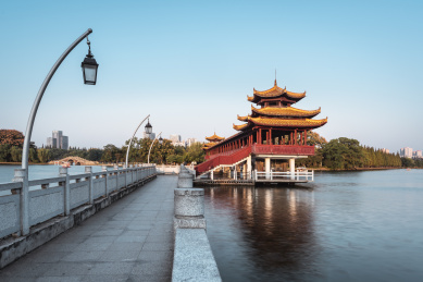 长沙烈士公园年嘉湖景区内的迎风桥与朝晖楼