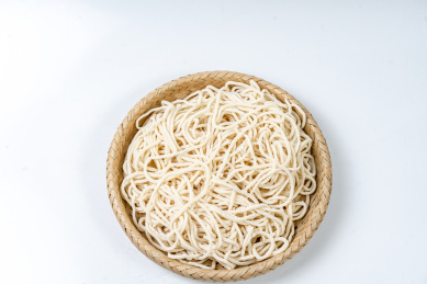 一团面条放在竹子编制的小筐里