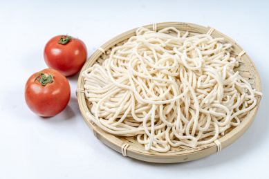 一团面条放在竹子编制的小筐里