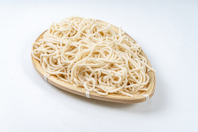 一团面条放在竹子编制的小筐里