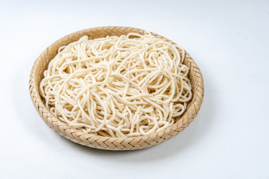 一团面条放在竹子编制的小筐里