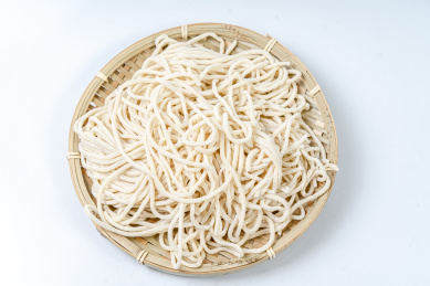 一团面条放在竹子编制的小筐里