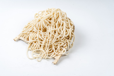 一团面条放在竹子编制的小筐里