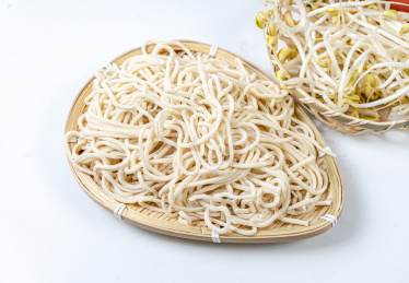 一团面条放在竹子编制的小筐里