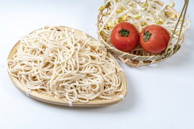 一团面条放在竹子编制的小筐里