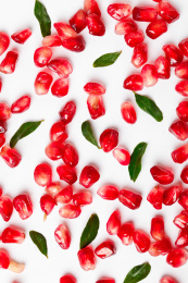 白底上的红宝石石榴果粒背景