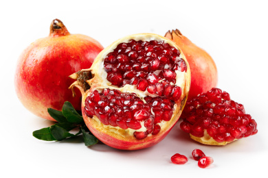 白底上的突尼斯石榴果肉