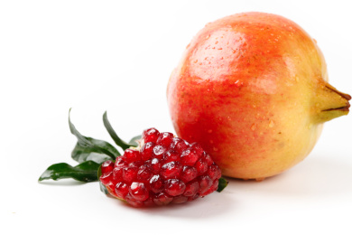 白底上的一个红皮石榴和果肉