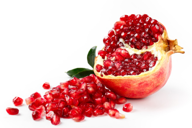 白底上的蒙自石榴和果肉