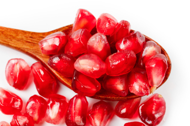 白底勺子上的突尼斯软籽石榴果粒