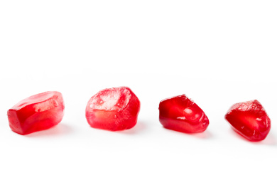 白底上的一排突尼斯软籽石榴果粒