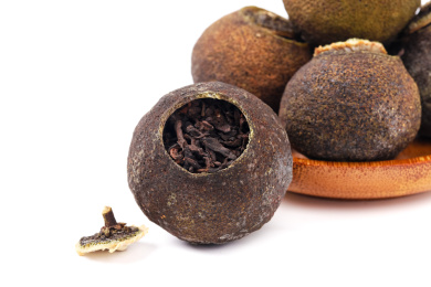 白底木板上的云南普洱茶