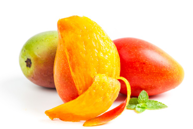 白底上剥皮的芒果果肉