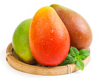 白底竹筛子上的贵妃芒