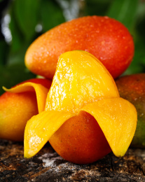 深色底剥皮的金煌芒果肉