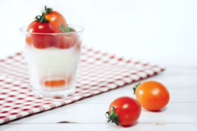 餐桌上的圣女果和牛奶果汁