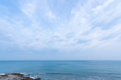 礁石海岸边蔚蓝的天空和海面风光