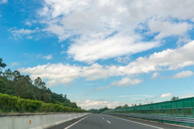 白云下的高速公路