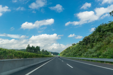 蓝天下单向双车道高速公路