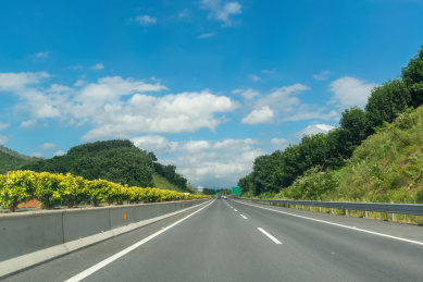 阳光下的高速公路