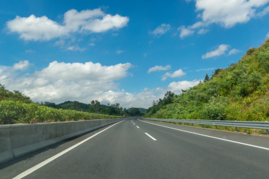 蓝天白云下向远处延伸的高速公路