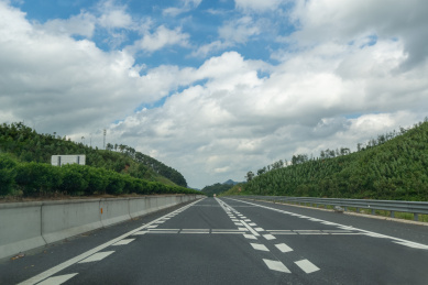 蓝天白云下设有减速带的高速公路