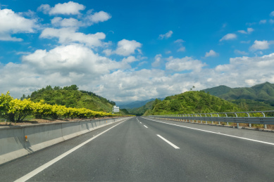 蓝天白云下穿过山区的主干线公路