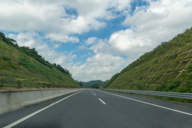 晴朗天气下的双车道高速公路