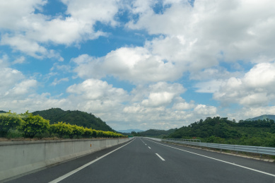 蓝天白云下的双车道高速干线