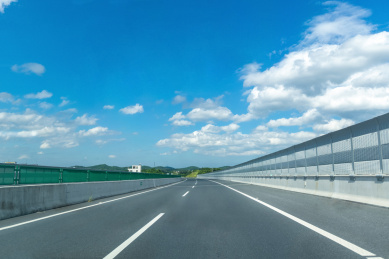 蓝天白云下单侧双车道高速公路