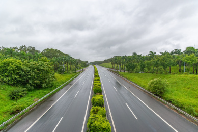 阴雨天气时的主干道公路