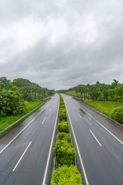 台风天时阴雨天气的高速公路