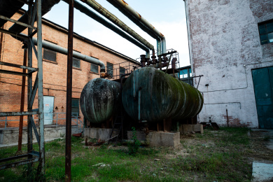 中国北京市798艺术区废弃工厂生锈锅炉