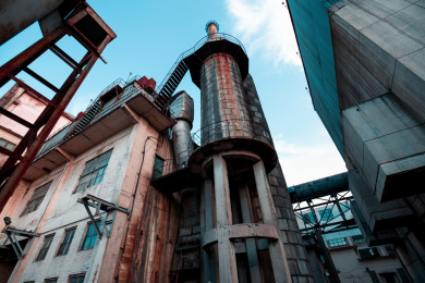 中国北京市798艺术区废弃工厂仰拍设备区