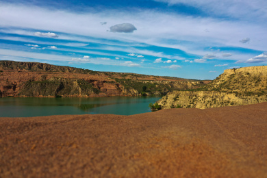 中国陕西省延安市波浪谷水上丹霞山谷间一汪绿水