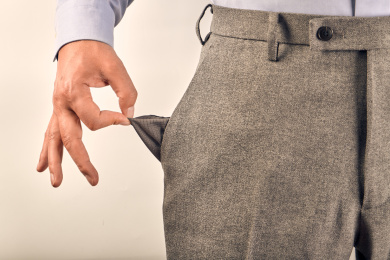 男子没钱从商务西裤口袋里仅掏出一块钱