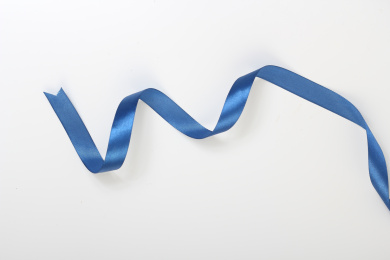 扭曲的蓝色绸带