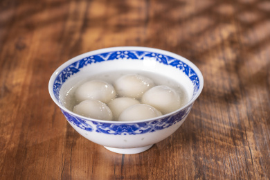 元宵节美食元宵汤圆盛放在青花碗中