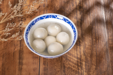 元宵节美食元宵汤圆盛放在青花碗中