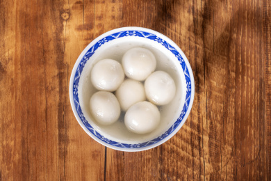 元宵节美食元宵汤圆盛放在青花碗中