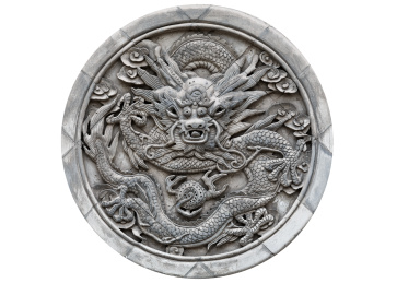 白底背景上圆形灰色中国龙砖雕