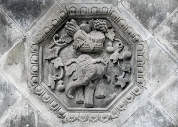 灰色砖墙上的大象图案砖雕