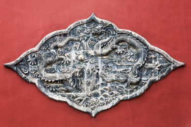 龙色墙壁上的灰色龙形砖雕