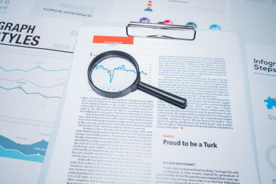 商务金融经济报表图表行情分析解析文件和放大镜研究的文件夹