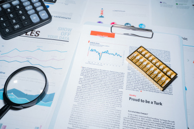 商务金融报表图表报告文件夹铺满了办公桌研究英文文献学习资料